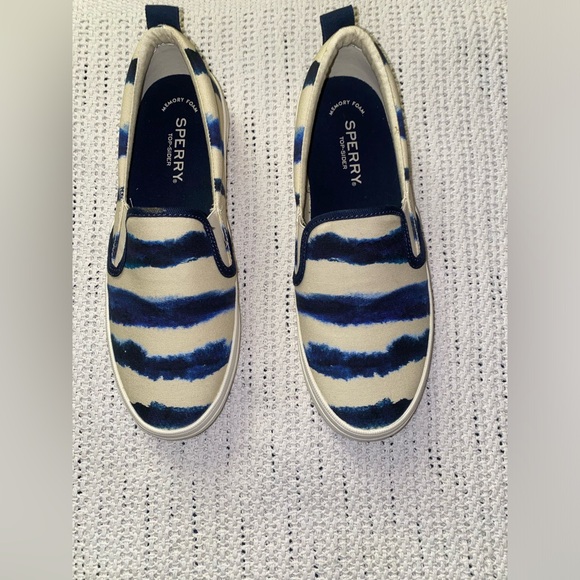 NWOT SPERRY Women's Sneaker, Navy  Size 7. (#bundle&save) - Picture 3 of 10